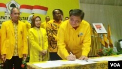 Ketua Umum Partai Golkar Airlangga Hartarto menandatangani pakta integritas dengan Komisi Pemberantasan Korupsi (KPK) untuk wujudkan kepala daerah bebas korupsi, Senin 19/2. (Foto dok: Fathiyah/VOA)