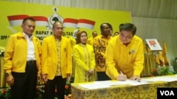 Ketua Umum Partai Golkar Airlangga Hartarto saat menandatangani pakta integritas dengan Komisi Pemberantasan Korupsi (KPK) di Jakarta 19/2 lalu. (Foto dok. VOA/Fathiyah)