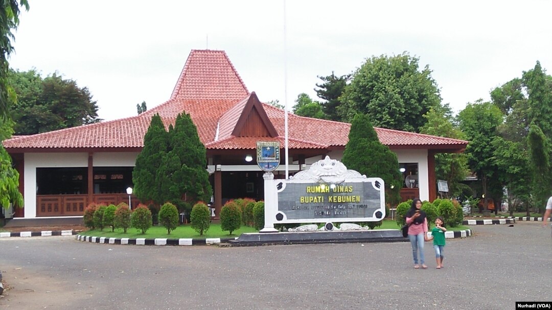 Warga berjalan di depan rumah dinas Bupati Kebumen, Jawa Tengah. (Foto: VOA/Nurhadi)