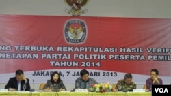 Para anggota Komisi Pemilihan Umum (KPU) saat mengumumkan 10 partai politik peserta pemilihan umum 2014. (VOA/Fathiyah Wardah)