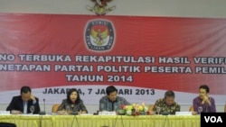 Para anggota Komisi Pemilihan Umum (KPU) mengumumkan partai politik yang berhak menjadi peserta pemilihan umum 2014. (VOA/Fathiyah Wardah)