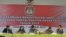 Para anggota Komisi Pemilihan Umum (KPU) mengumumkan partai politik yang berhak menjadi peserta pemilihan umum 2014. (VOA/Fathiyah Wardah)