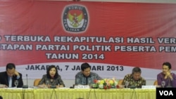 Lembaga penyelenggara pemilu (KPU) saat mengumumkan 10 nama partai politik yang akan mengikuti Pemilu Legislatif tahun 2014 (Foto: dok).