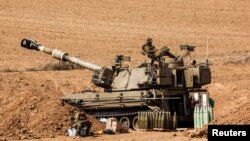 Un soldado israelí sentado en un tanque cerca de la frontera de Israel con la Franja de Gaza, en el sur de Israel, el 12 de octubre de 2023.