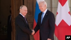 조 바이든(오른쪽) 미국 대통령이 16일 스위스 제네바에서 블라디미르 푸틴 러시아 대통령과 악수하고 있다.