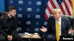 美国总统唐纳德·特朗普在北约领导人峰会间歇与乌克兰总统弗拉基米尔·泽连斯基举行双边会晤。(2026年7月8日)