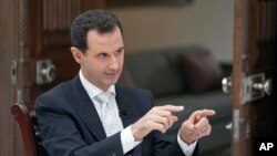 Le président syrien Bashar Assad au cours d'une interview accordée au journal grec Kathimerini, à Damas, le 10 mai 2018.