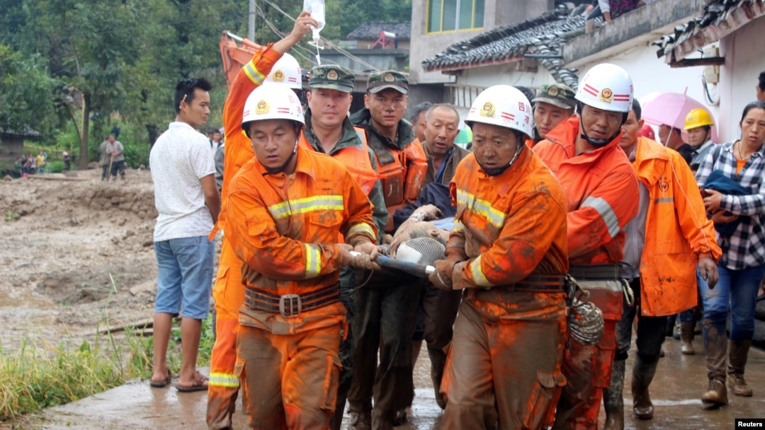 Petugas penyelamat mengangkut korban cedera akibat gempa di desa Gengdi, Sichuan, China hari Selasa (8/8). 