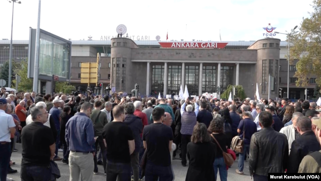 Ankara’da Ulus Metro çıkışında toplanan vatandaşlar katliamın yaşandığı Ankara Tren Garı önüne sloganlarla yürüdü.