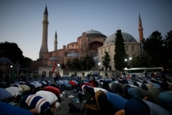 10일 터키 이스탄불의 성소피아대성당 앞에서 이슬람 교도들이 저녁 기도를 올리고 있다.
