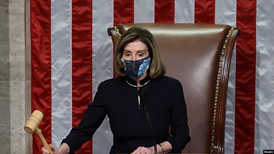 Ketua DPR AS Nancy Pelosi, memimpin pemungutan suara untuk mendakwa Presiden Donald Trump untuk kedua kalinya, seminggu setelah pendukungnya menyerbu gedung Capitol, di lantai Dewan Perwakilan Rakyat di Washington, 13 Januari 2021. (Foto: Reuters)