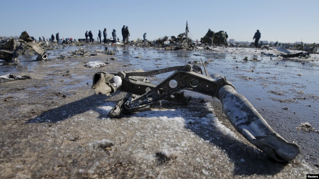 Petugas darurat di lokasi jatuhnya pesawat Boeing 737-800 Penerbangan FZ981 yang dioperasikan oleh FlyDubai, di bandara Rostov-On-Don, Rusia (20/3). (Reuters/Maxim Shemetov)
