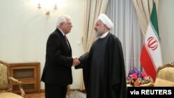 Presiden Iran Hassan Rouhani bersalaman dengan Utusan Uni Eropa untuk Masalah Luar Negeri Josep Borrell di Tehran, Iran, 3 Februari 2020. 