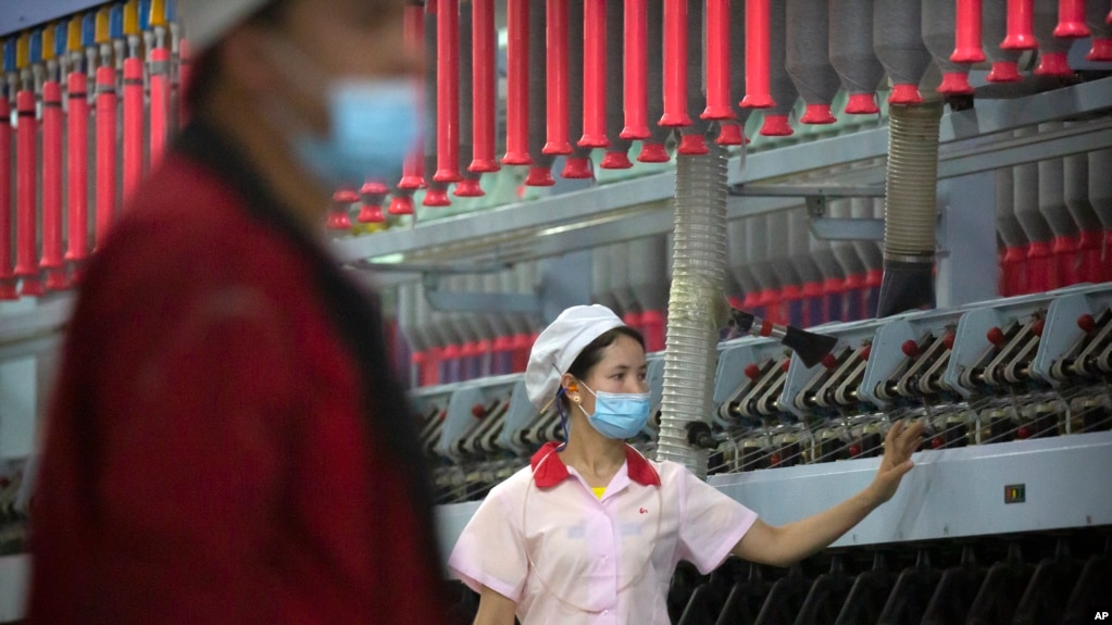 中国政府2021年4月组织外媒参观新疆一个棉纺厂，试图反击国际社会有关新疆强迫劳动的指责。（美联社）(photo:VOA)