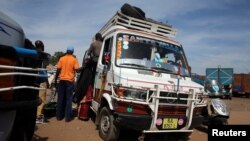 Des passagers montent dans un bus à Serrekunda, dans la capitale gambienne, Banjul, le 17 janvier 2017.