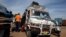 Des passagers en train de monter dans un bus à Serrekunda, Banjul, (Gambie), le 17 janvier 2017.  (Photo: REUTERS/Afolabi Sotunde)