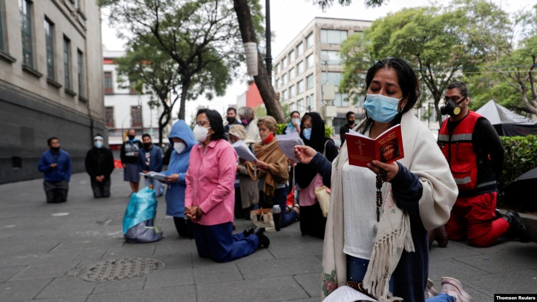 Activistas contra el aborto protestan frente al Tribunal Supremo mexicano antes de conocerse su fallo.