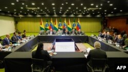 El ministro de Relaciones Exteriores de Brasil, Mauro Vieira, preside el encuentro entre los cancilleres de Venezuela y Guyana, Yvan Gil y Hugh Todd, respectivamente, en el que abordaron las tensiones sobre el territorio Esequibo.