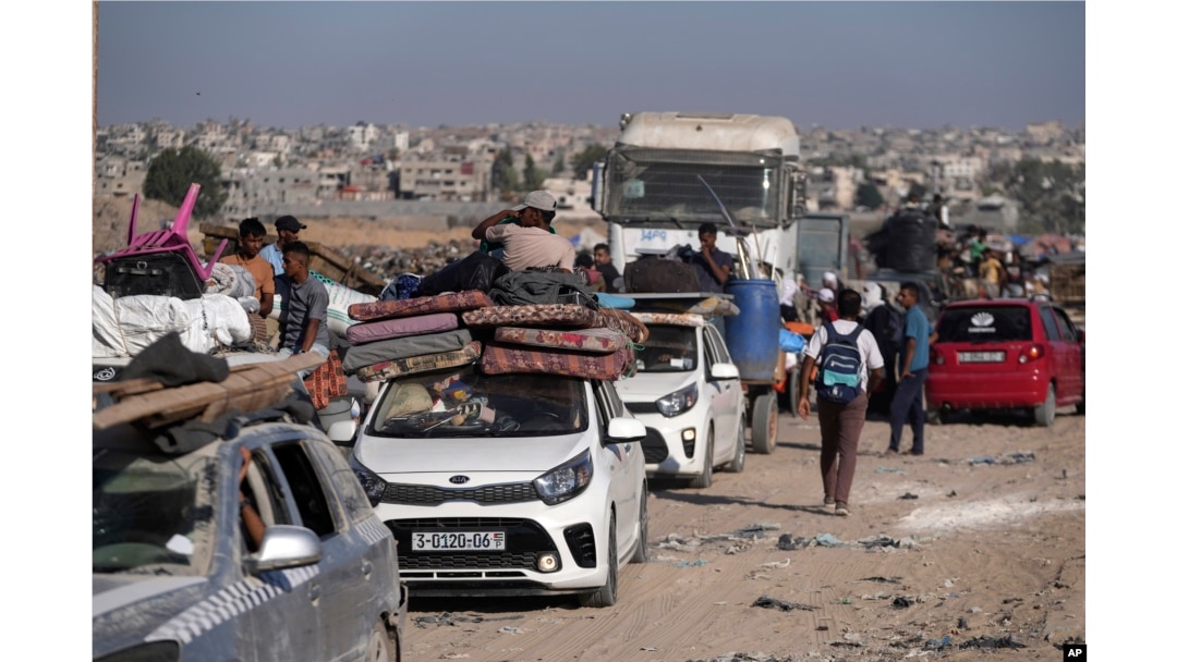 Orang-orang Palestina melarikan diri dari Khan Younis di Jalur Gaza menyusul perintah evakuasi oleh militer Israel karena akan melancarkan operasi militer di wilayah itu, Kamis, 8 Agustus 2024. (Foto: Abdel Kareem Hana/AP Photo)