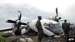 Des soldats assurent la sécurité autour de l'épave d'un Antonov 32 écrasé à Goma, RDC 26 mai 2008.