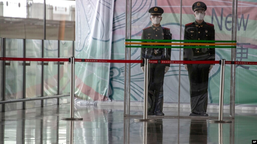 北京国际机场三号航站楼的守卫人员(photo:VOA)
