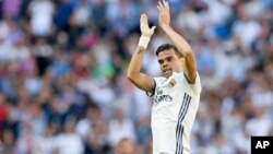 Pepe du Real Madrid jubile après avoir marqué un but lors d’un match entre le Real Madrid et Atletico de Madrid au stade Santiago Bernabeu à Madrid, Espagne, 8 avril 2017.