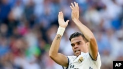 Pepe du Real Madrid jubile après avoir marqué un but lors d’un match entre le Real Madrid et Atletico de Madrid au stade Santiago Bernabeu à Madrid, Espagne, 8 avril 2017.