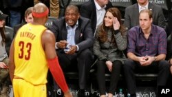 Pangeran William dan Kate, kedua dari kanan, Duchess of Cambridge, mengamati mantan pemain Houston Rockets Dikembe Mutombo bergurau dengan pemain Cleveland Cavalier, Brendan Haywood, kiri, Senin, 8 Desember 2014, New York (foto: AP Photo/Frank Franklin II)