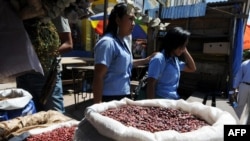 ARCHIVO - Sacos de frijol en un mercado de Tegucigalpa, el 7 de octubre de 2017.