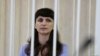 La periodista Katerina Borisevich sentada dentro de la jaula de los acusados ​​durante una audiencia judicial en Minsk, Bielorrusia, el 2 de marzo de 2021.