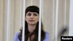 La periodista Katerina Borisevich sentada dentro de la jaula de los acusados ​​durante una audiencia judicial en Minsk, Bielorrusia, el 2 de marzo de 2021.