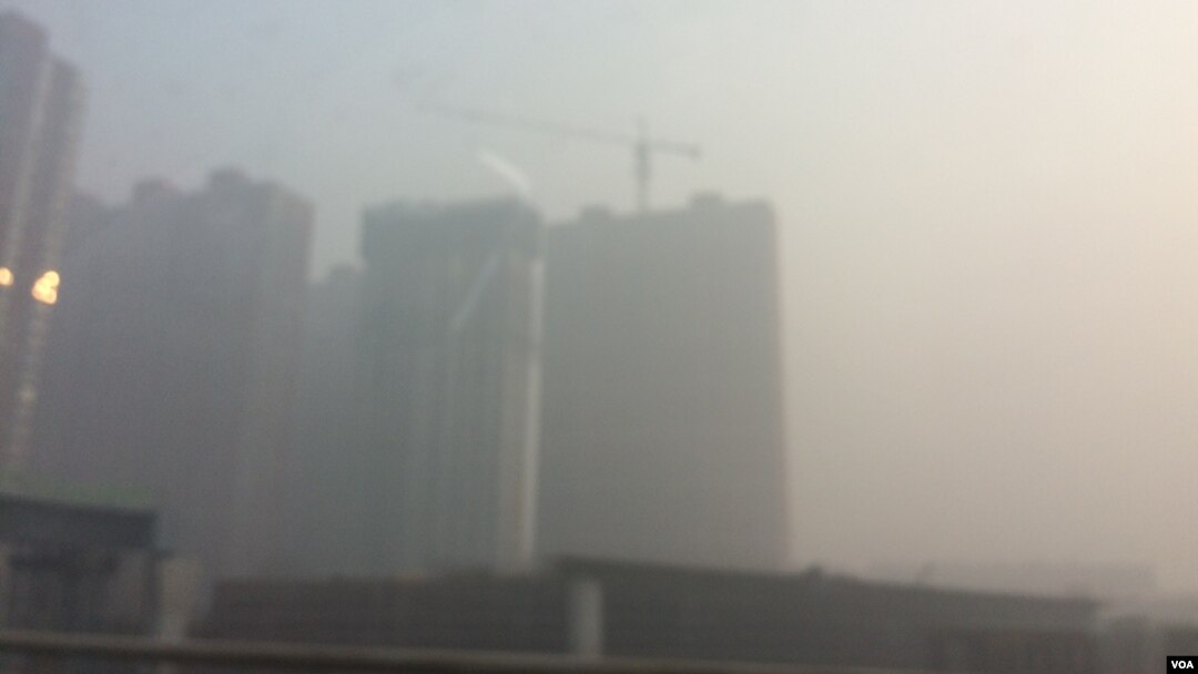 Khói mù bao trùm Thạch Gia Trang, thủ phủ tỉnh Hà Bắc, 19/12/2016. 