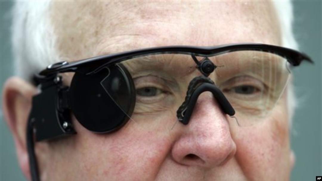 Seorang pasien di Coventry, Inggris, menggunakan kacamata yang dilengkapi dengan kamera yang berfungsi untuk merekam gambar yang dikirimkan ke retina buatan (Argus II) yang dicangkok di mata kanannya (Foto: dok). FDA telah memberikan ijin untuk penggunaan Argus II di Amerika.