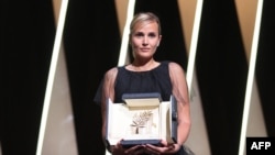 37 سالہ ہدایت کارہ جولیا ڈوکورنو دوسری خاتون ہدایت کارہ ہیں جنہیں کان کا معتبر ترین ایوارڈ اپنے نام کرنے کا اعزاز حاصل ہوا ہے۔