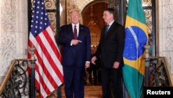 El entonces presidente Donald Trump posa para una foto con el mandatario brasileño Jair Bolsonaro, antes de una cena de trabajo en Mar-a-Lago, en Palm Beach, Florida, el 7 de marzo de 2020.