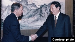 据李侃如(Kenneth Lieberthal)回忆，这张照片是他陪同时任美国财政部长萨默斯前往中国太原与朱镕基见面，讨论美中恢复中国加入世贸组织的谈判时拍下的。(照片由李侃如提供)