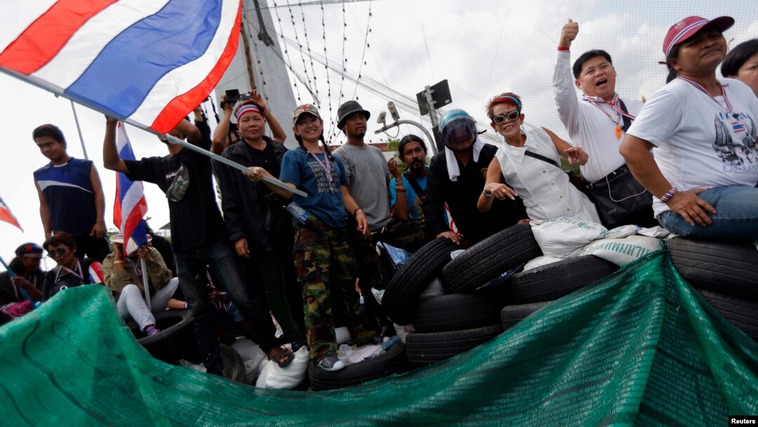 Para demonstran anti-pemerintah di Bangkok mengkonfrontasi polisi anti-huru hara Thailand (14/2). (Reuters/Damir Sagolj)