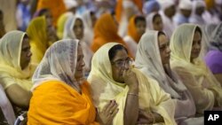 Ratusan orang yang berduka menghadiri upacara pemakaman enam jamaah Sikh di Oak Creek, Wisconsin (10/8).