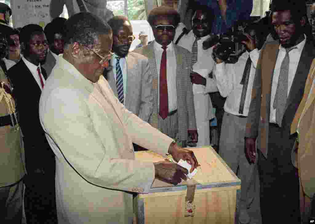 Robert Mugabe memasukan suara pada pemilihan presiden 1990 di Harare, Zimbabwe. (AP Photo)