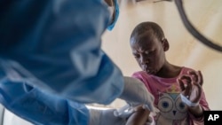 Un trabajador de la salud atiende a un paciente con mpox en un centro de tratamiento en Munigi, este del Congo, el lunes 19 de agosto de 2024. 