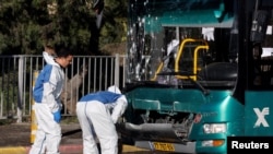 Polisi Israel memeriksa bus yang rusak setelah ledakan di halte bus di Yerusalem, 23 November 2022. (REUTERS/Ammar Awad)