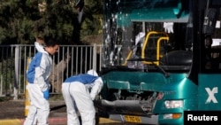 La policía israelí inspecciona un autobús dañado tras una explosión en una parada de autobús en Jerusalén el 23 de noviembre de 2022.