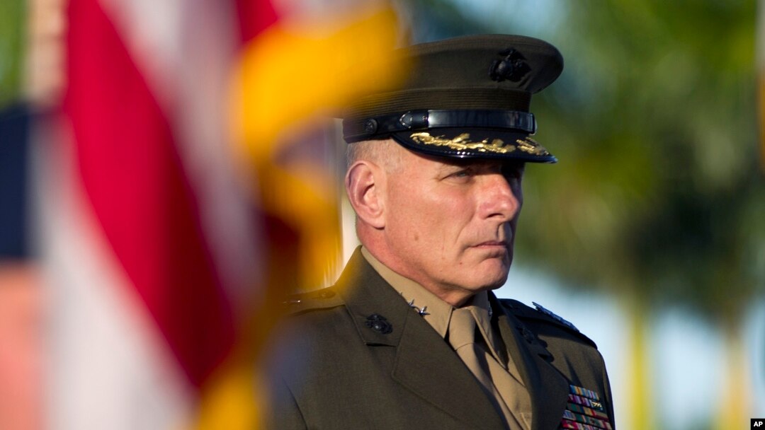 FILE - Jenderal John F. Kelly berdiri dalam upacara pergantian kepala Komando Selatan di Miami, November 2012.