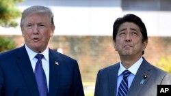 Presiden AS Donald Trump dan PM Shinzo Abe dalam pertemuan di dekat Tokyo, 5 November 2017. (Foto: dok). 