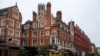 Para petugas pemadam kebakaran memadamkan api di hotel ikonik, Chiltern Firehouse di London, Inggris, Sabtu, 15 Februari 2024. (Foto: Chris J. Ratcliffe/Reuters)