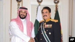 آرشیف: محمد بن سلمان، ولیعهد عربستان سعودی، راحیل شریف، جنرال بازنشستۀ پاکستان که حال فرماندهی ائتلاف کشور های اسلامی بر ضد دهشت افگنی را به عهده دارد که عربستان سعودی آن را رهبری می کند