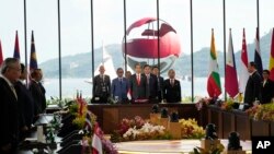 ইন্দোনেশিয়ার প্রেসিডেন্ট জোকো উইডোডো (মাঝে) ২০২৩ সালের ১০ মে লাবুয়ান বাজোতে ৪২তম আসিয়ান শীর্ষ সম্মেলনে অন্যান্য নেতার সাথে দাঁড়িয়ে আছেন।