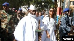 Le président sortant gambien Yahya Jammeh, accompagnée de son épouse Zineb during, arrivent sous l'escorte militaire au bureau de vote à Banjul, Gambie, 1er décembre 2016.