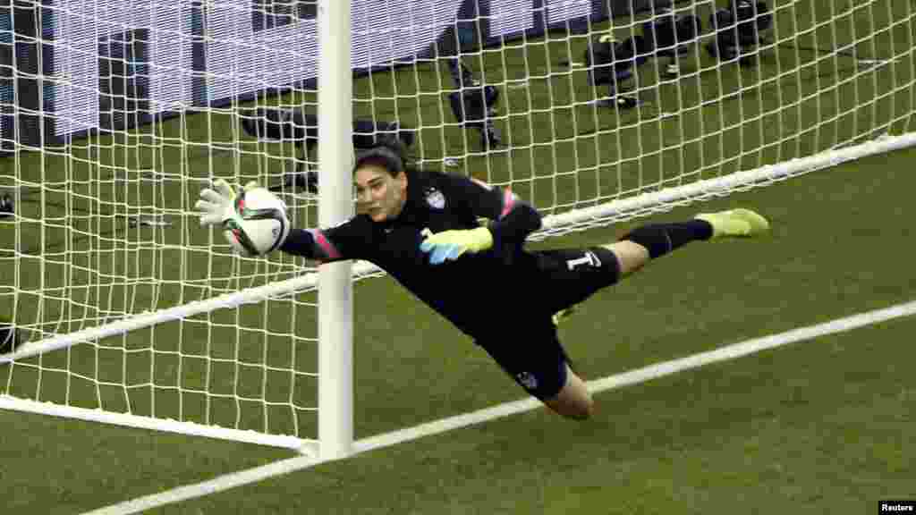 Mai tsaron ragar Amurka Hope Solo a lokacin da tayi hankorin ture wani kwallo. 30 ga watan Yuni, 2015