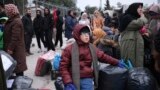 گروهی از مهاجران و پناهجویان در جزیره لزبوز در&nbsp;انتظار رفتن به یونان.
